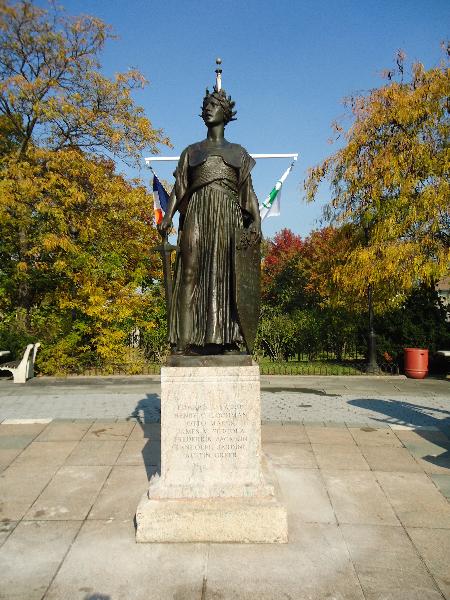 Zoom on the image : Winfield Memorial